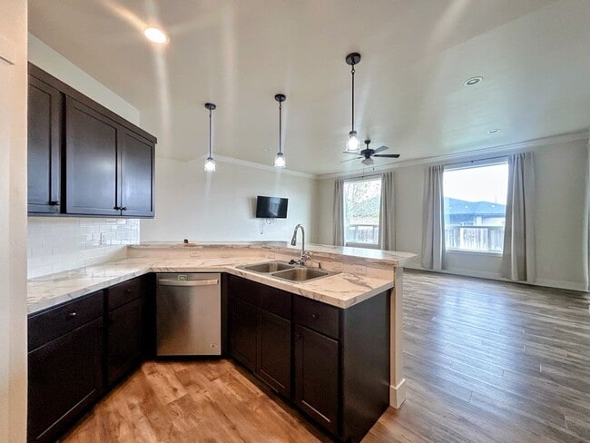 Building Photo - 929 Applewood Dr