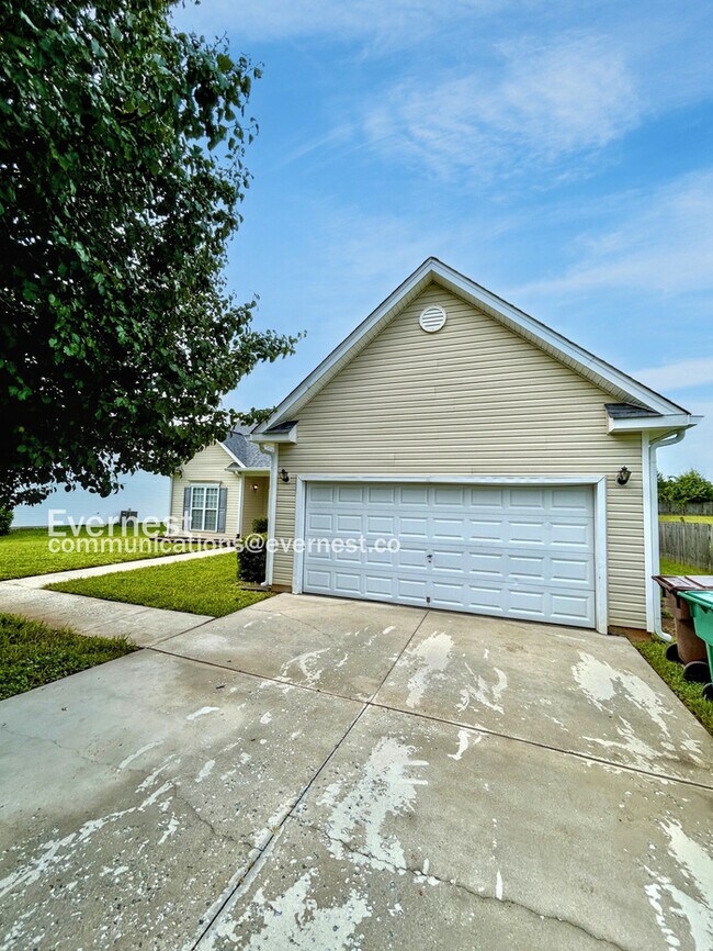 Building Photo - Spacious 3 Bedroom Home in High Point / Up...