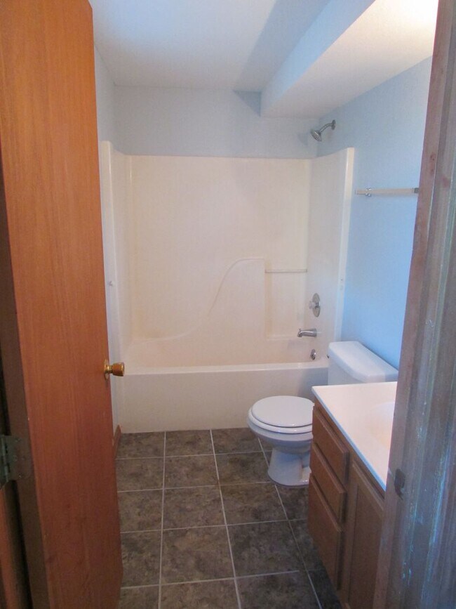 Building Photo - 510 S Circle Dr