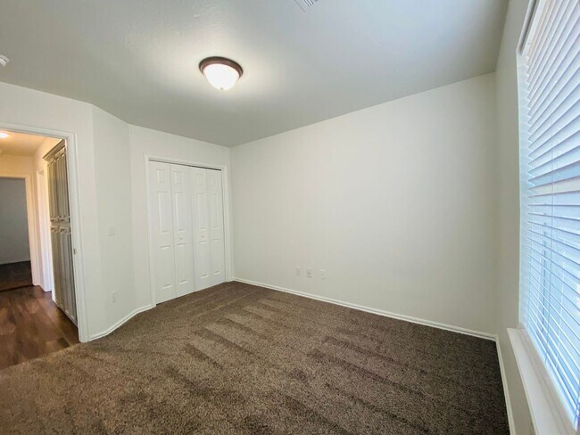 Building Photo - 407 S Pointe Ln