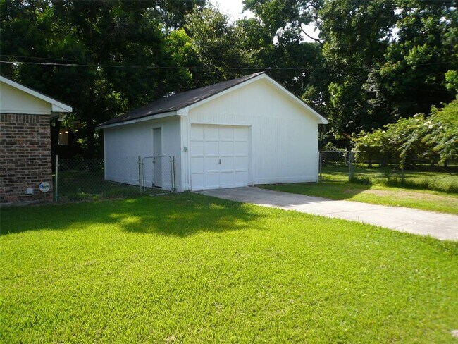 Building Photo - 3102 Greenlake Dr