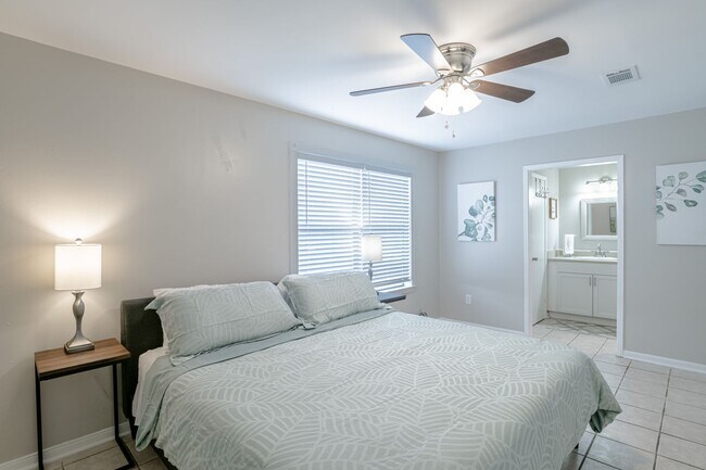 Building Photo - Centrally Located 1 Bed/1 Bath Coastal Condo