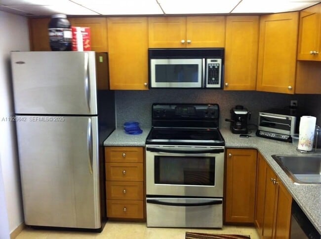 Building Photo - 555 NE 15th St