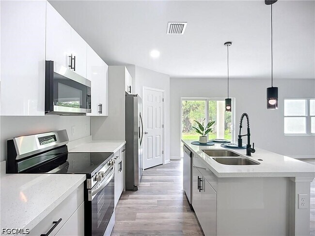 Building Photo - 912 Anthony St E