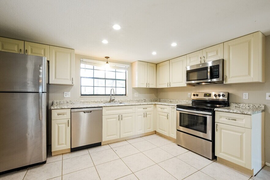 Building Photo - 1000 Dinero Dr