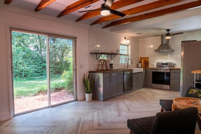 Building Photo - 901 White Ave S E