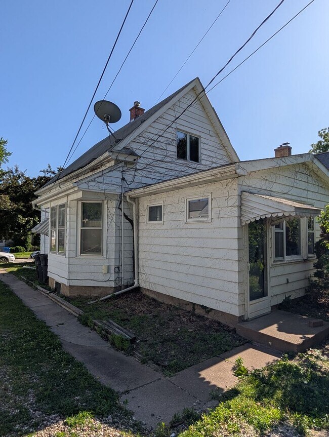 Building Photo - Affordable Moline Apartment in a Prime Quad Cities Location!