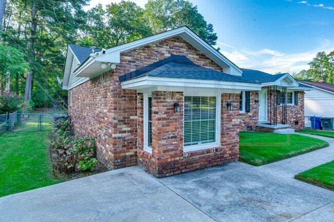 Building Photo - 2532 Parkwood Dr