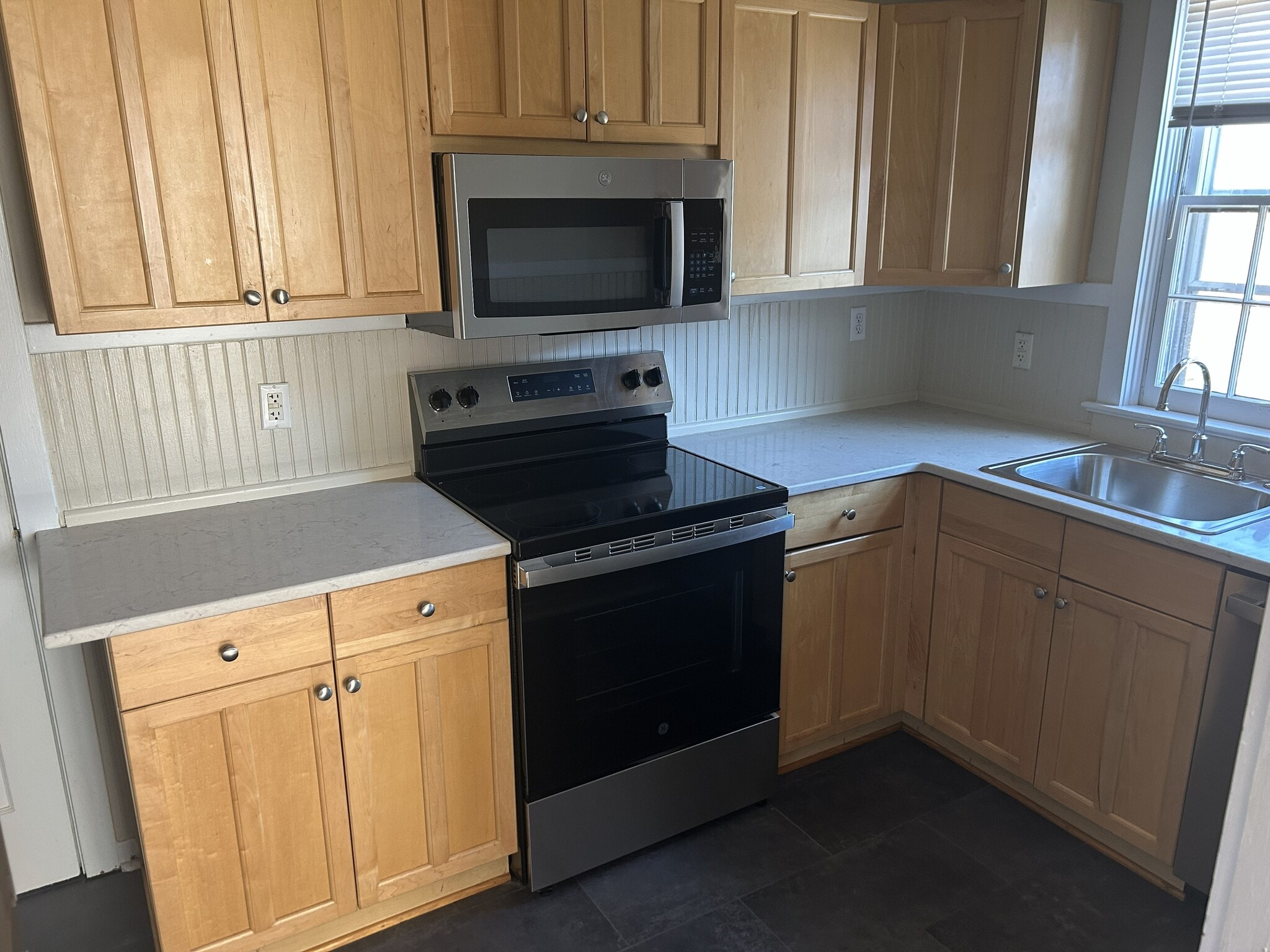 New range and microwave - 208 Circular Rd