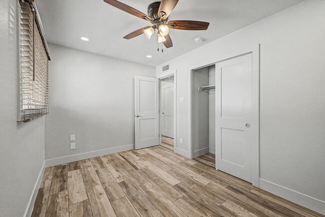 Building Photo - 710 E Bell De Mar Dr