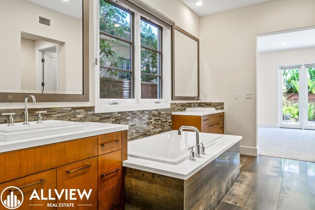 Building Photo - Luxurious and Rare 5 Bed 5.5 Bath Located ...
