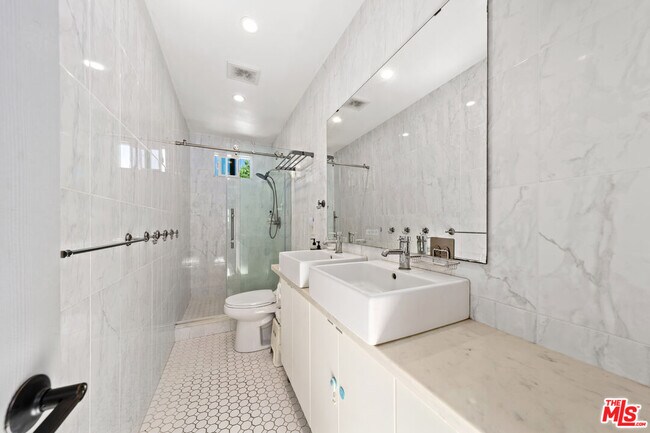 Building Photo - 2559 Colby Ave