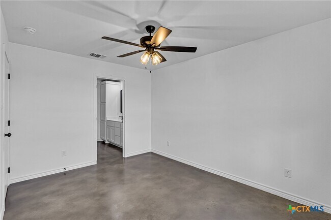 Building Photo - 907 Smoke Tree Ln