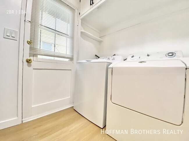 Building Photo - 902 Alandele Ave