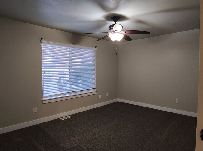 Building Photo - AMAZING CONDO 2 MASTER SUITES 2 CAR GARAGE