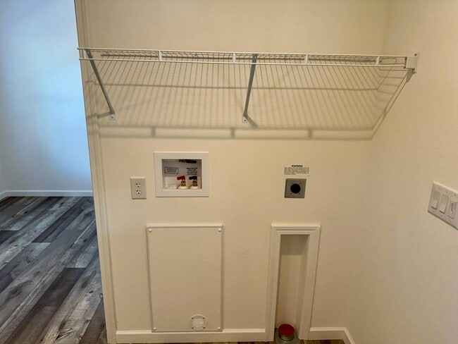 Building Photo - 843 E Colonial Cir