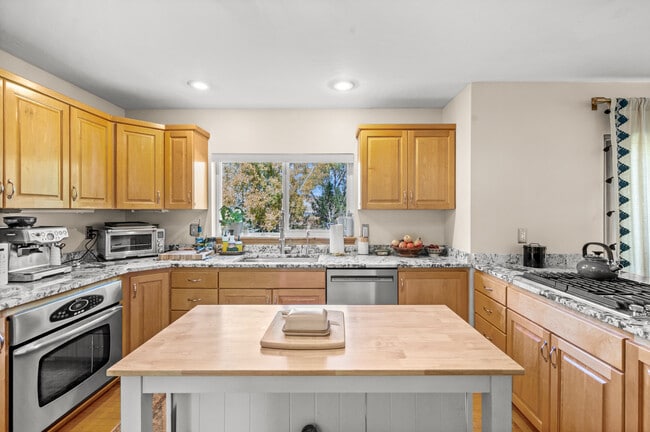 Building Photo - 1702 Cutter Ln