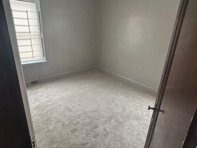 Building Photo - 3-bedroom, 1-bathroom home located on the city's East side city of Detroit, MI.