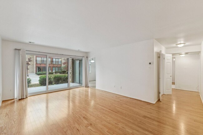 Building Photo - SPACIOUS Bright UNIT.