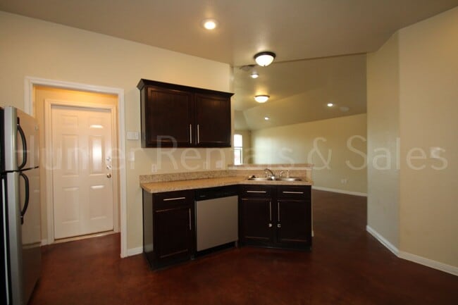 Building Photo - Beautiful 3 Bedroom Duplex