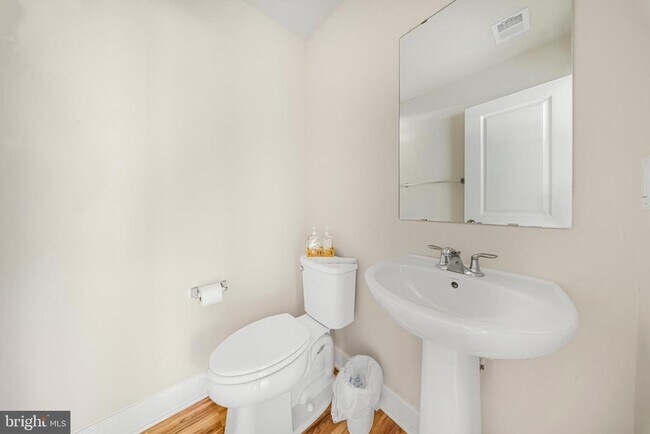 Building Photo - 3525 Carnaby St