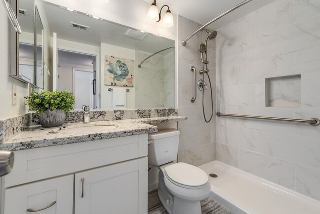 Building Photo - Excellent lower level Condo in Gated Warm ...