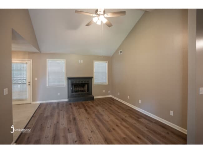 Building Photo - HOUSE: Over 1200 Sq Ft 3BR House in the Pe...