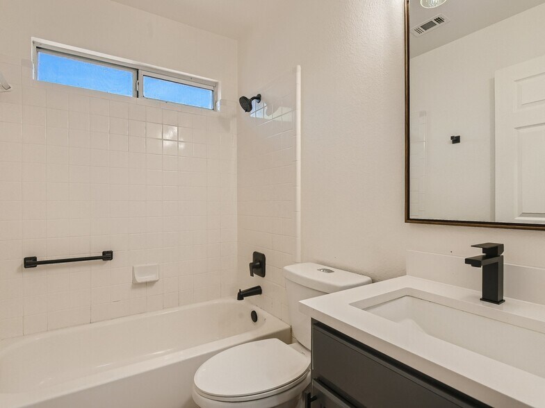 Building Photo - 116 Meadowside Dr