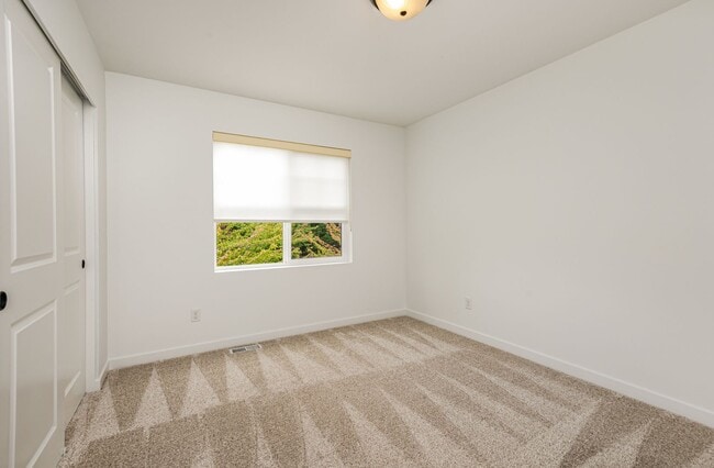 Building Photo - North East Facing 4 bed 3 bath ready for m...