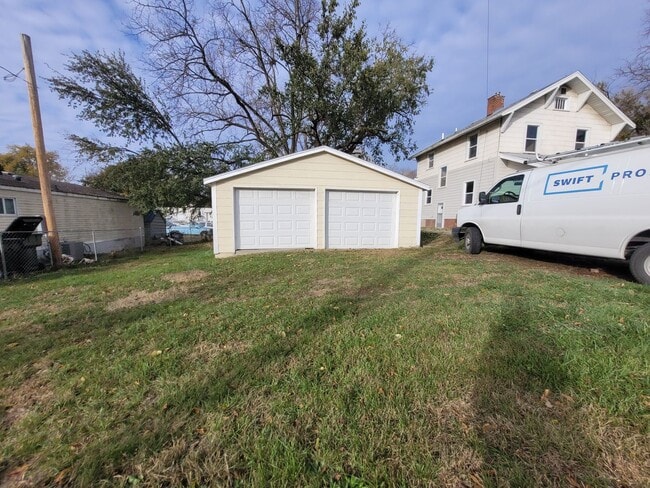 Building Photo - 4 Bedroom, 2 Bathroom home with large yard...