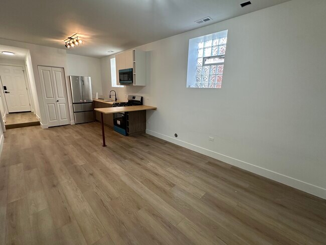 Building Photo - Tomas