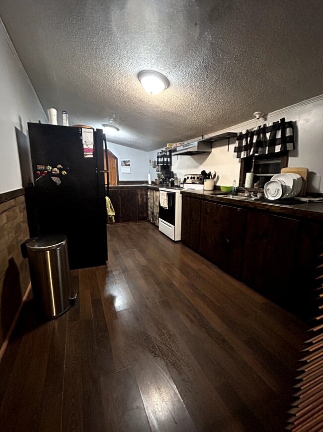 Building Photo - Brick home 3/1 available 3/1