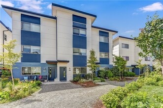 Building Photo - Modern Contemporary Townhome just one block from the Light Rail!