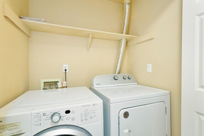 Building Photo - Cozy 2 bedroom, 2 bathroom condo- Federal Way Area