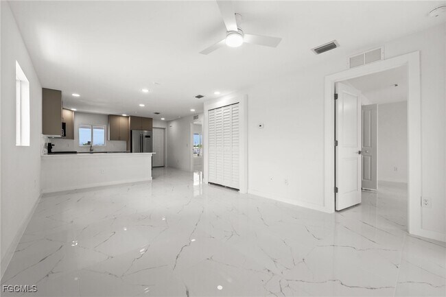 Building Photo - 721 SW 30th Terrace