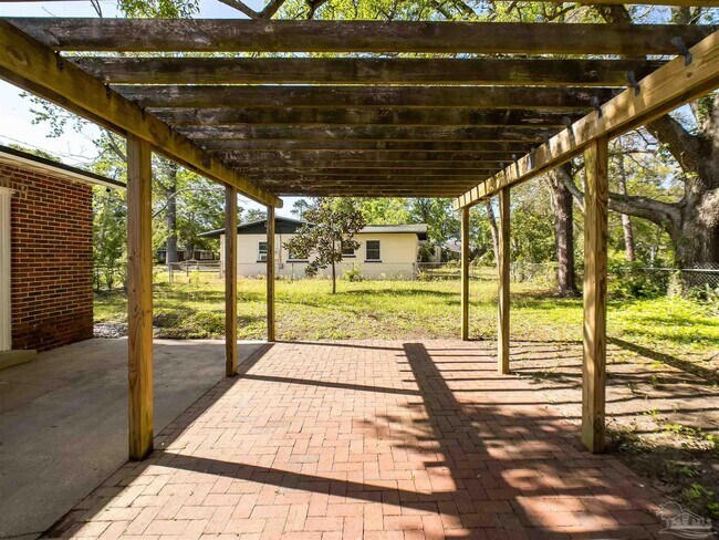 Building Photo - 1102 E Texar Dr