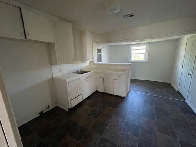 Building Photo - 2212 Jane St