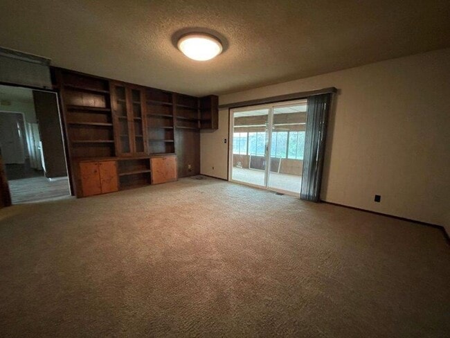 Building Photo - Desired Greenhaven 4 Bedroom