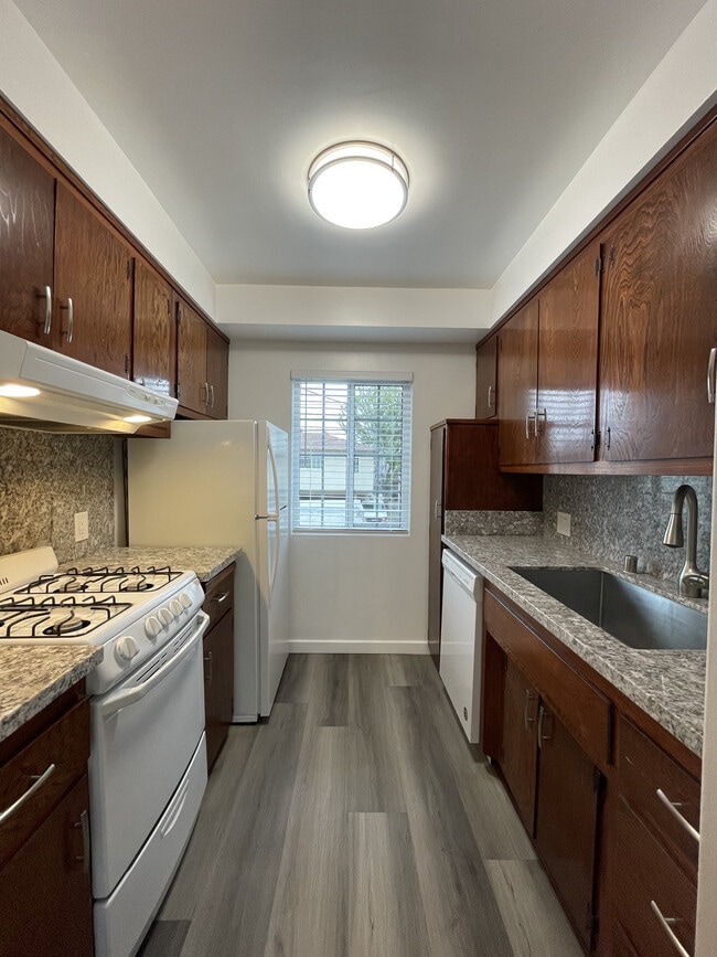Kitchen - 508-512 N Electric Ave