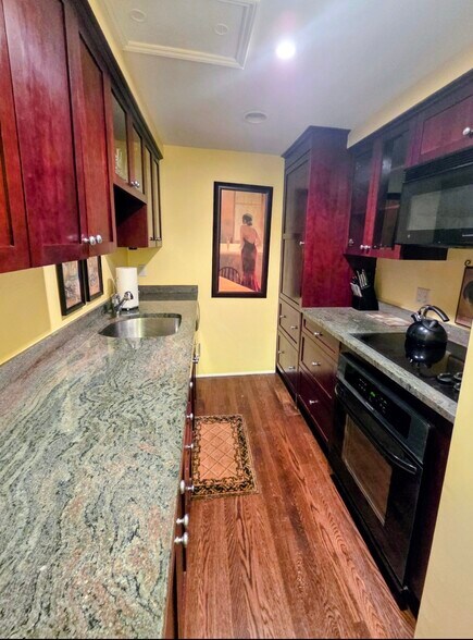 Building Photo - 73 Pinckney St