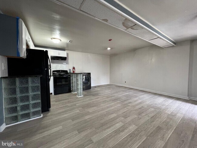 Building Photo - 515 W Girard Ave