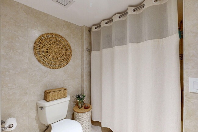 Building Photo - 124 Lakeshore Dr