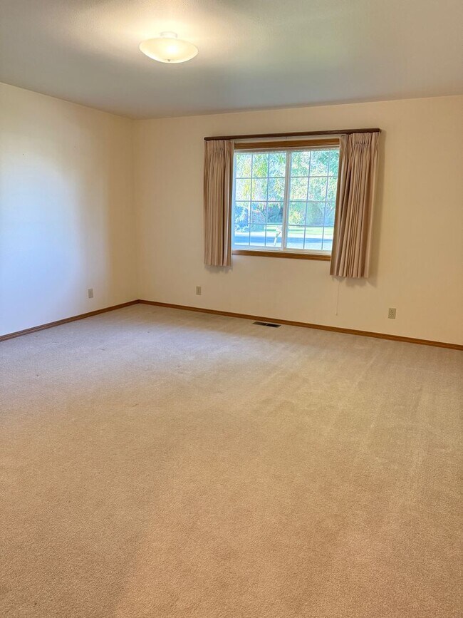 Building Photo - Cozy Home Feel, One Floor Living, Great Ba...