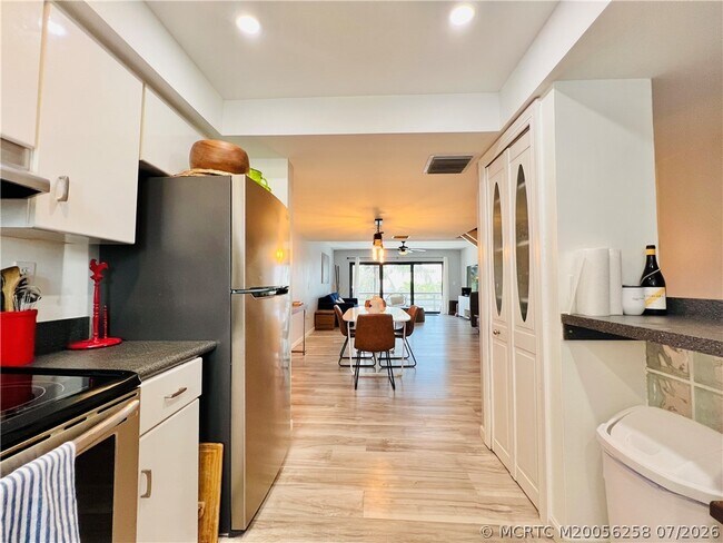 Building Photo - 11000 S Ocean Dr