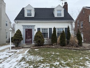 Building Photo - "2-Bed Grosse Pointe Woods Gem with Granit...