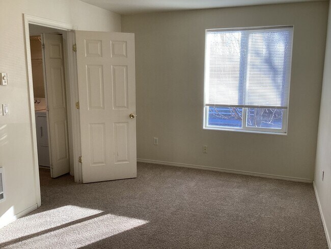 Building Photo - r1813/1815/1817