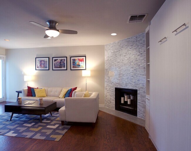 Building Photo - Luxury 1 Bed, 1.5 Bath Loft with Spectacular Downtown City Views