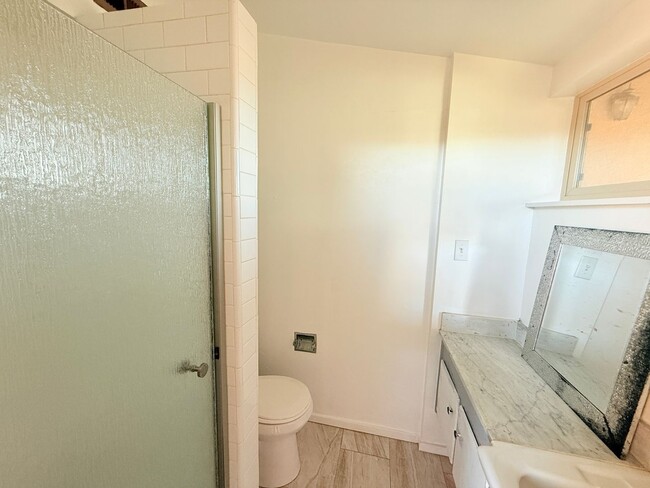 Building Photo - 401 N Lupine St