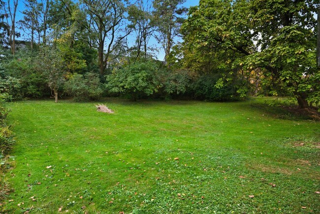 Building Photo - 8983 Highland Dr