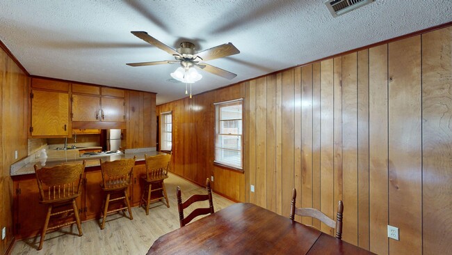 Building Photo - Large 3 bedroom, 1.5 bath located on a corner lot in Prattville.